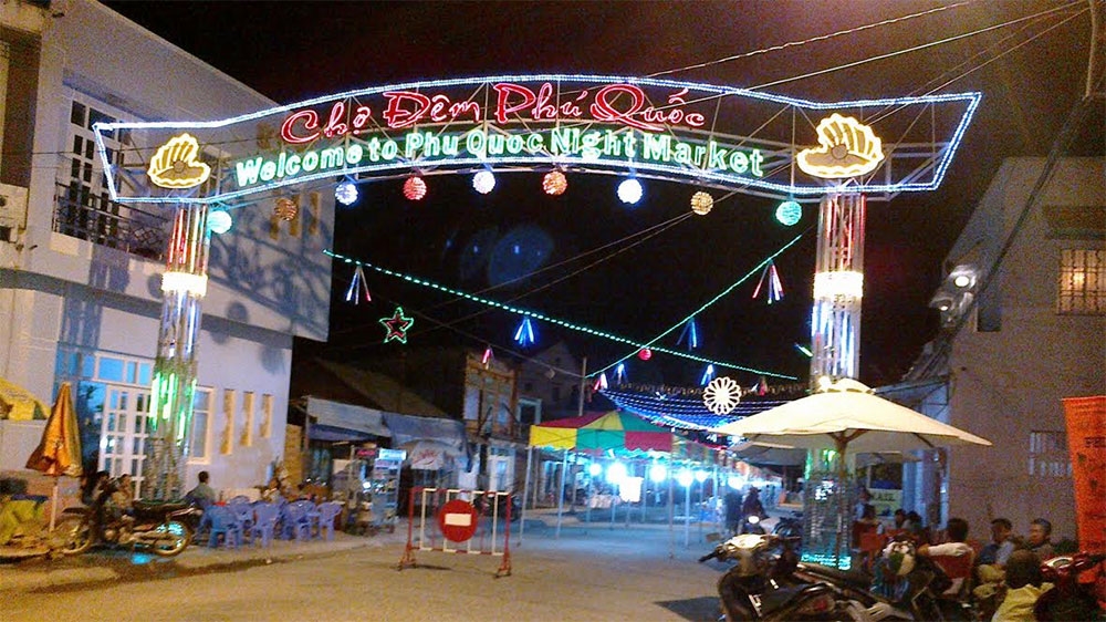 Chợ đêm Phú Quốc là nơi tập trung du khách.